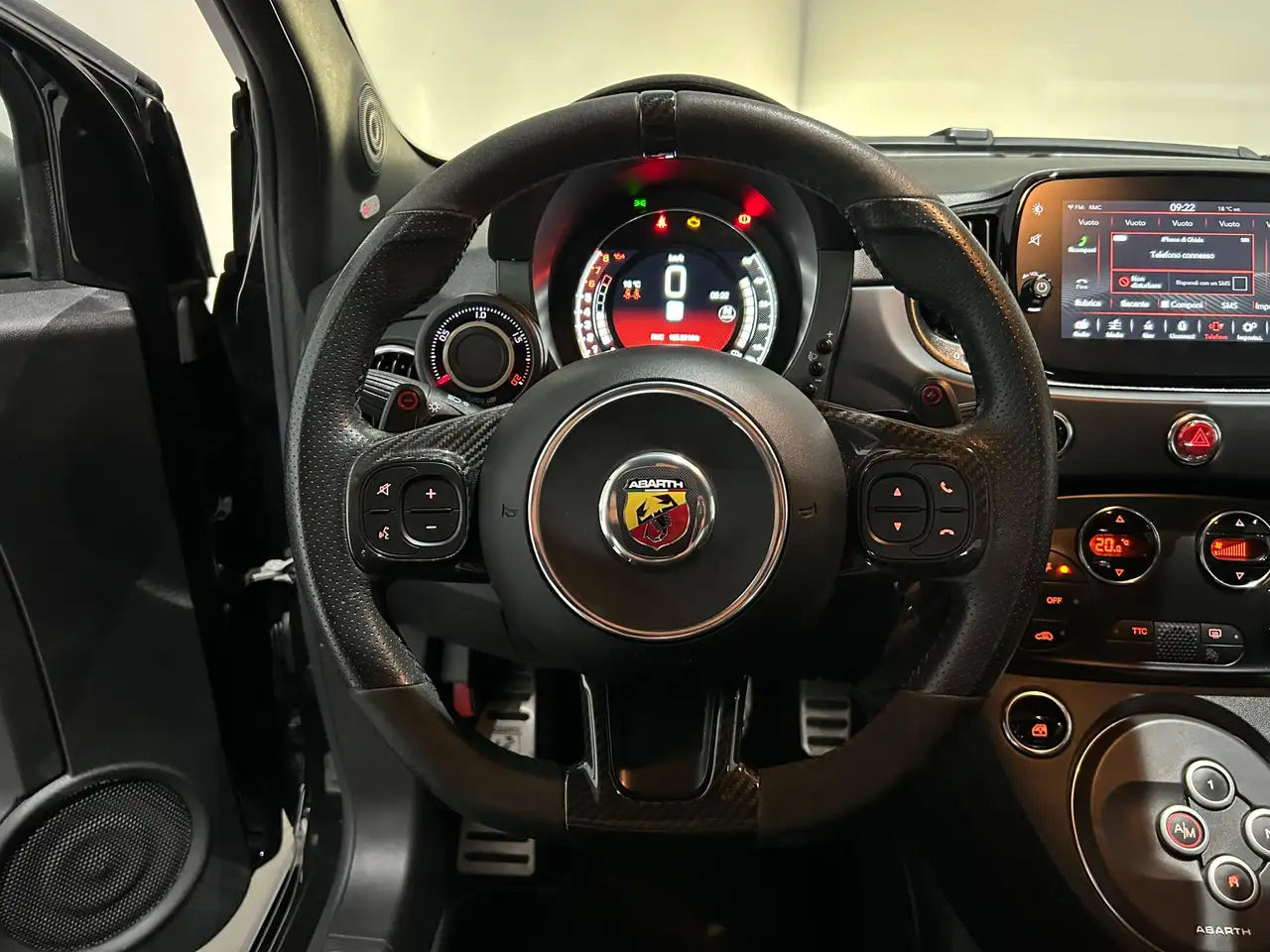 Abarth 695 2023 — фото 11