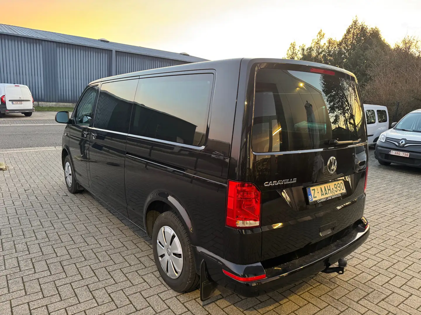Volkswagen T6.1 Caravelle 2.0 TDi SCR BMT Comfort. 5Pl. DSG UTILITAIRE Schwarz - 2