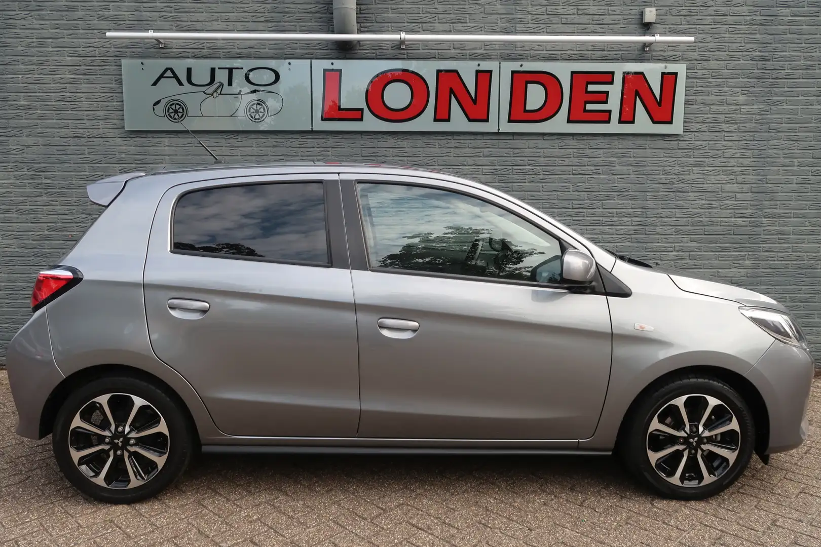 Mitsubishi Space Star 1.2 Intro Edition + Eerste eigenaar erg nette auto Grau - 2