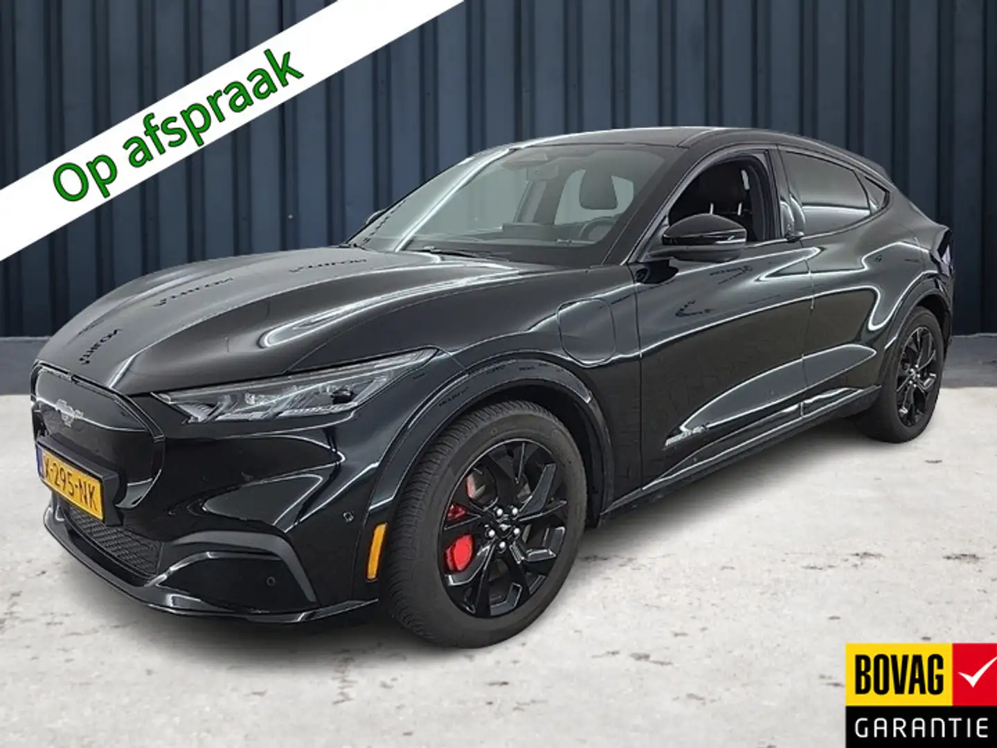 Ford Mustang Mach-E Extended Premium AWD 98 kWh (351 PK) 1e-Eig. & Dea Zwart - 1