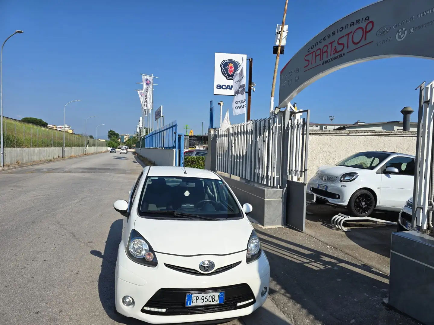 Toyota Aygo Toyota Aygo 1.0 12V VVT-i 5 porte Lounge Connect M Bianco - 2