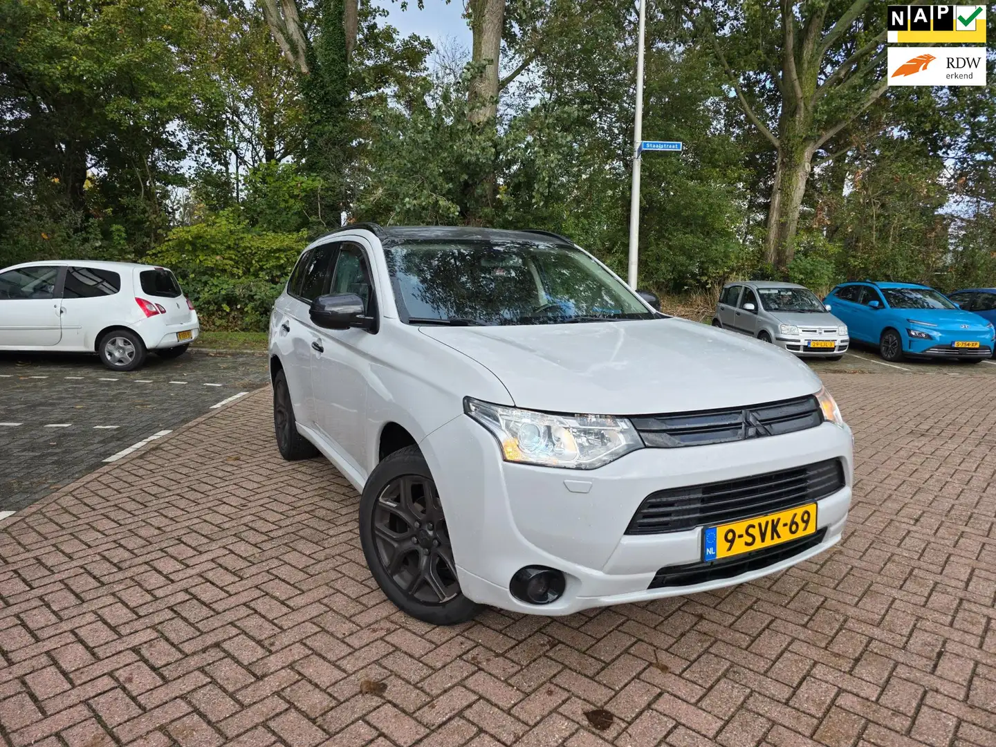 Mitsubishi Outlander 2.0 PHEV Intense + elec-ramen Airco volledig onder Gris - 1