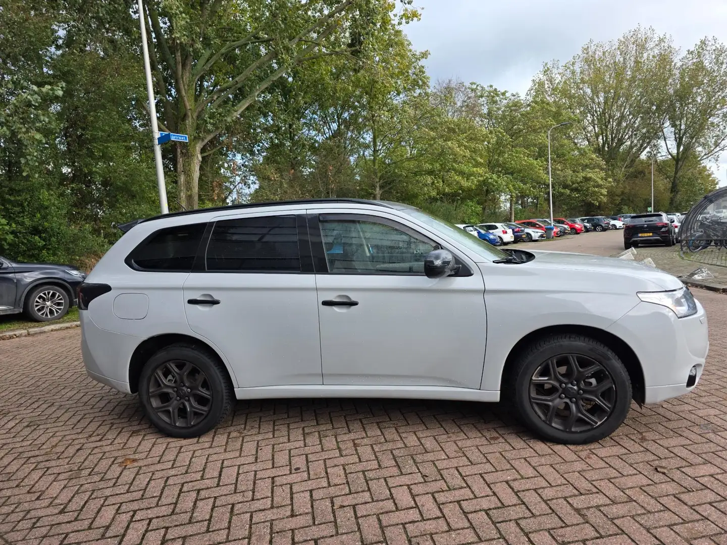 Mitsubishi Outlander 2.0 PHEV Intense + elec-ramen Airco volledig onder Gris - 2
