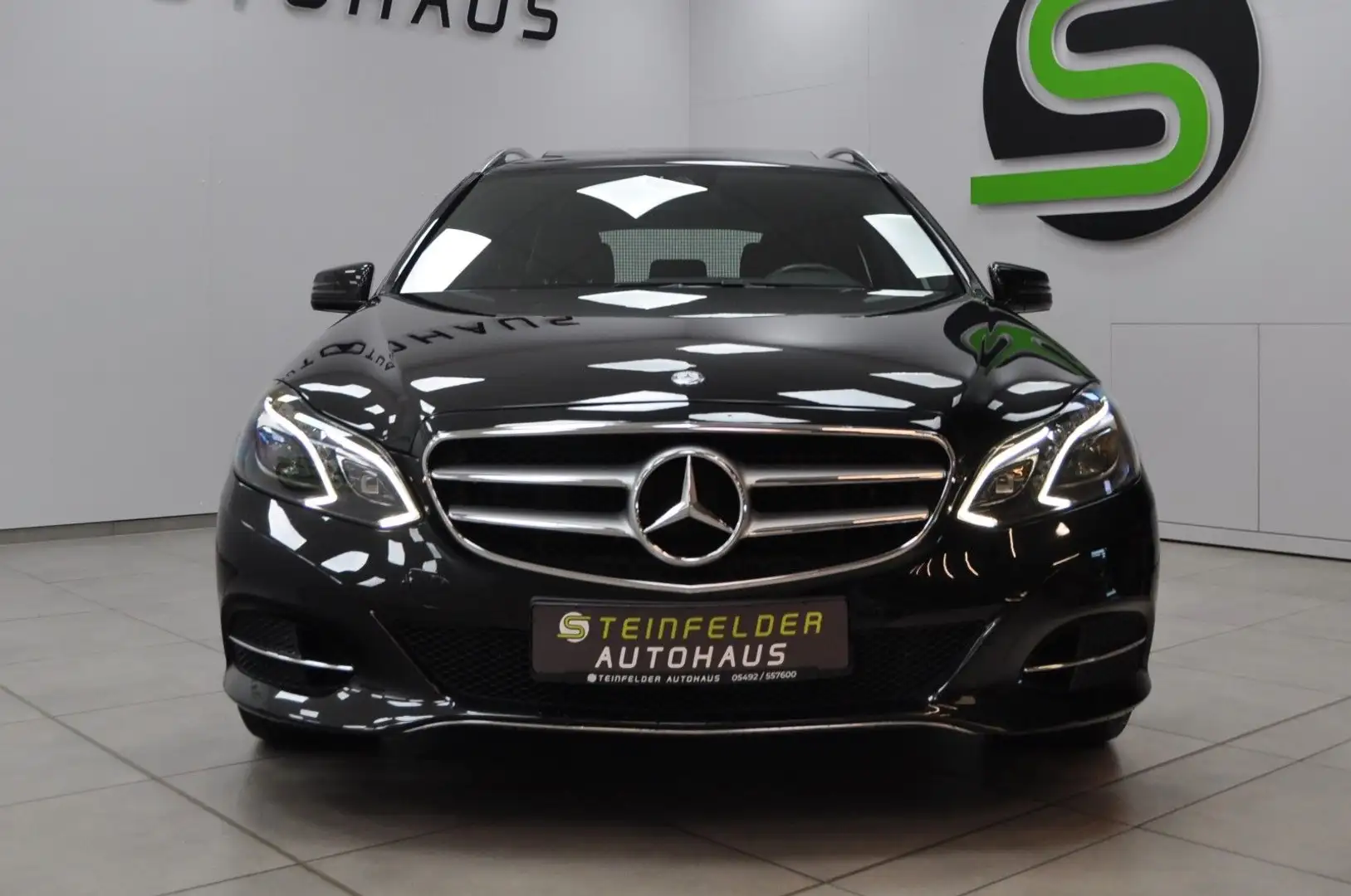 Mercedes-Benz E 350 BlueTec / NAVI / SHZ / LED / S-DACH Schwarz - 2