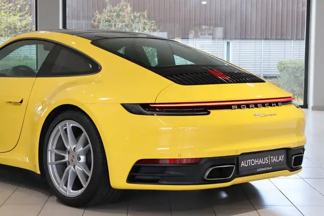 Porsche 911 view 7