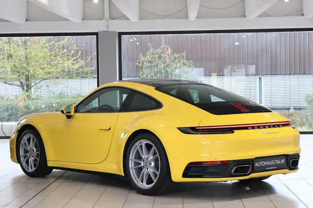 Porsche 911 view 6