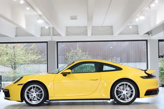 Porsche 911 view 10