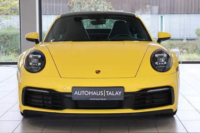 Porsche 911 view 4