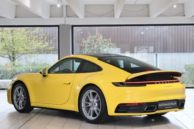 Porsche 911 view 5