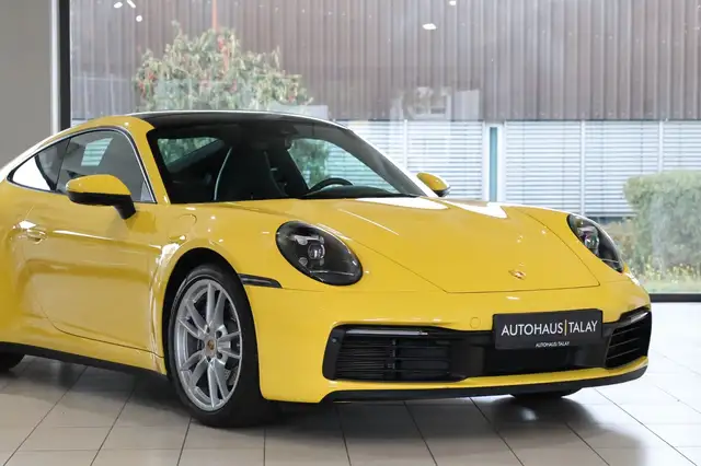 Porsche 911 view 3