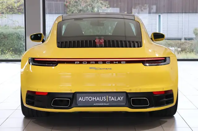 Porsche 911 view 8
