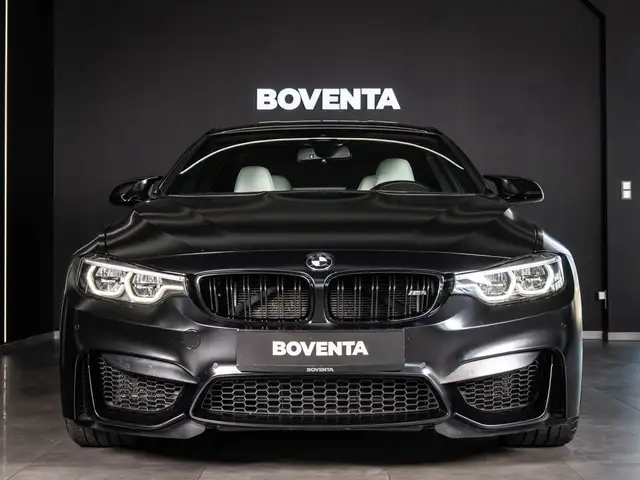 BMW M4 view 3