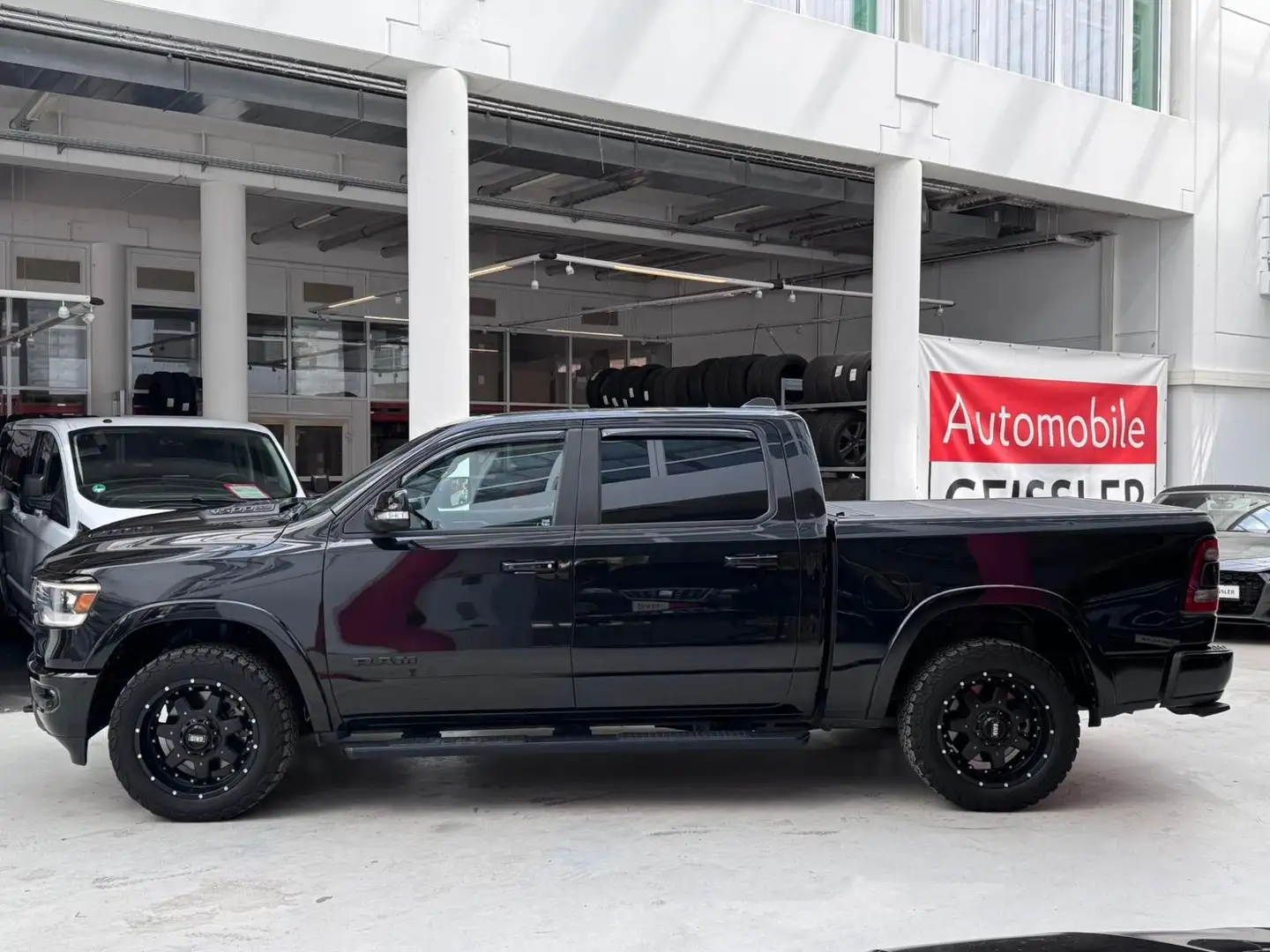 Dodge RAM 5.7 V8 HEMI Laremie 4X4+LED+AHK+AIR+PANO+LPG Schwarz - 2