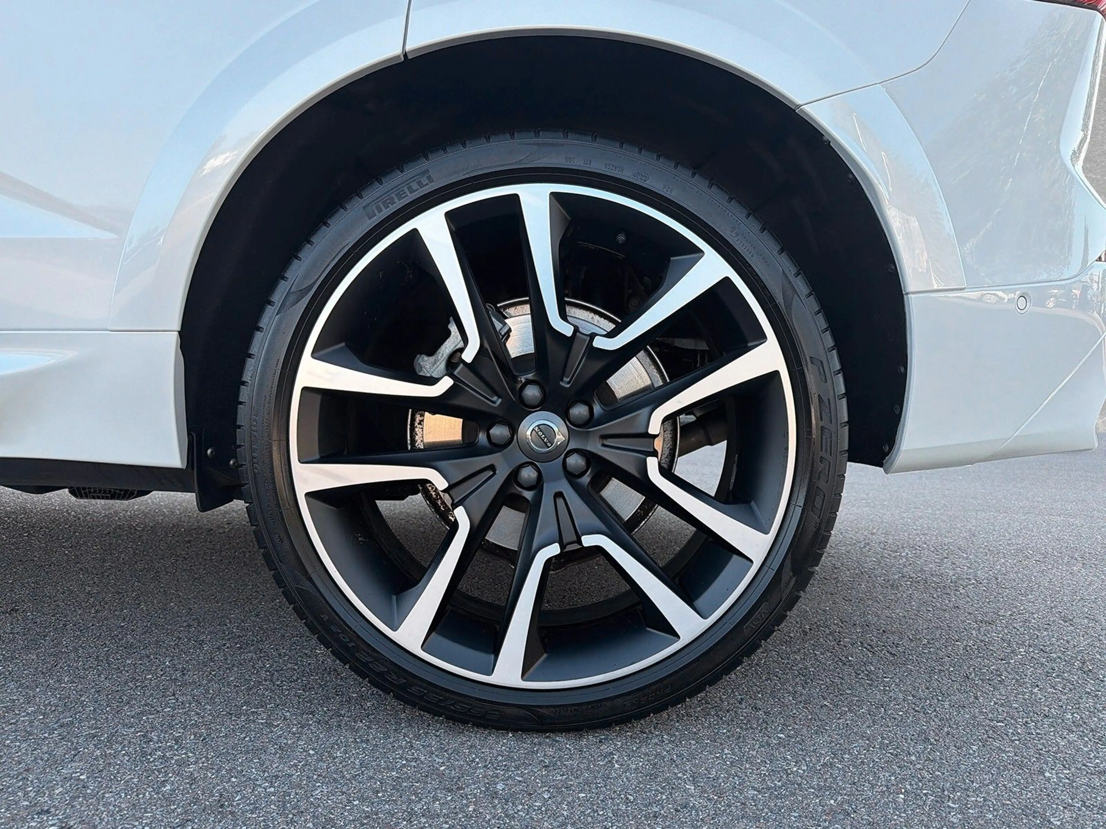 Volvo XC60 B4 AWD Mild Hybrid Ultimate Dark AHK ACC — photo 2