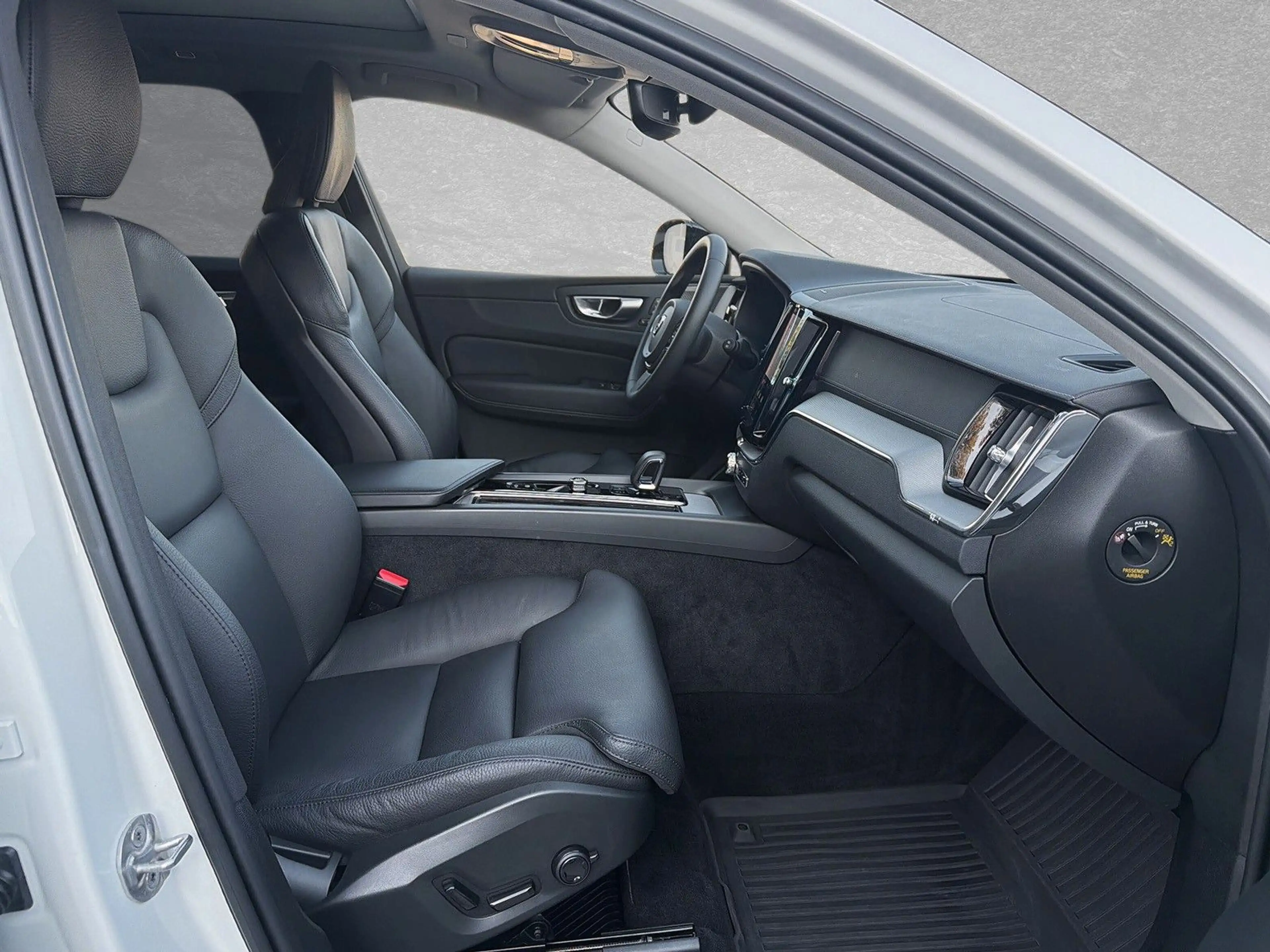 Volvo XC60 B4 AWD Mild Hybrid Ultimate Dark AHK ACC — photo 4
