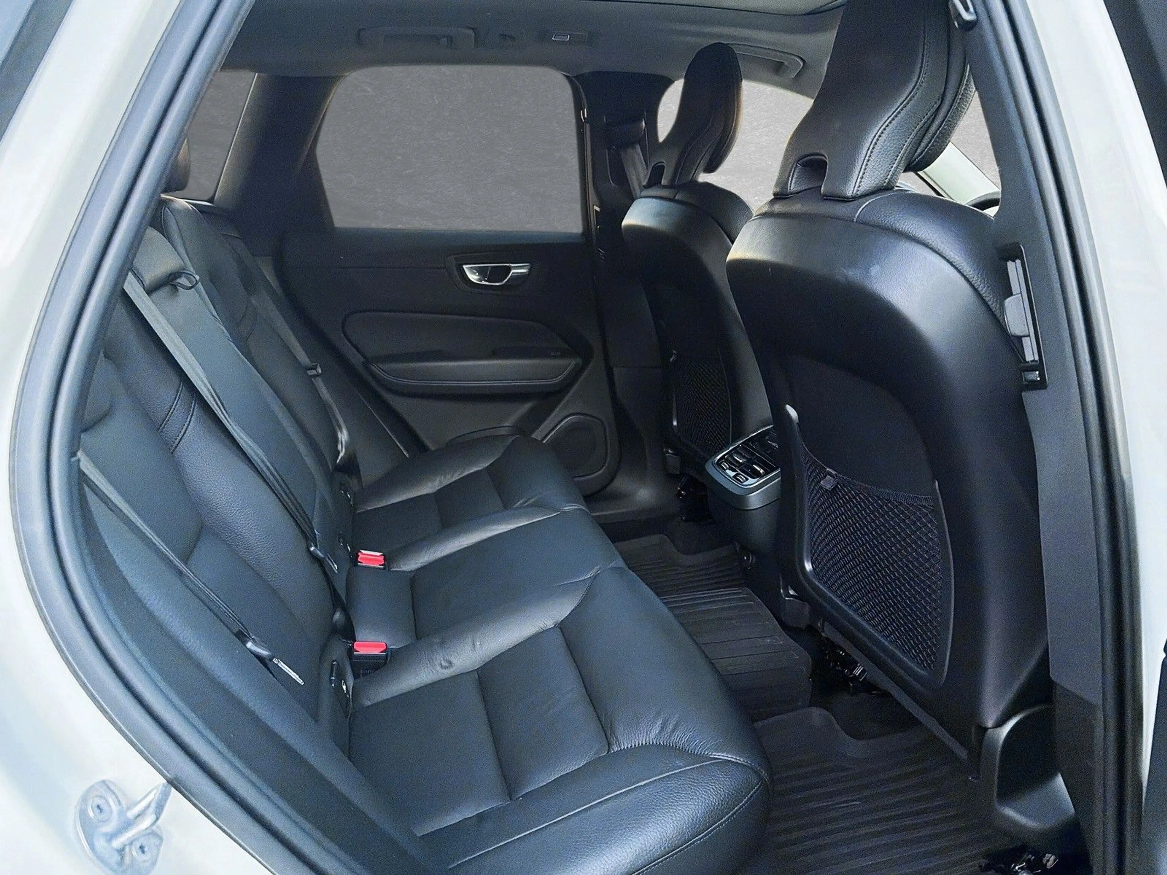 Volvo XC60 B4 AWD Mild Hybrid Ultimate Dark AHK ACC — photo 5