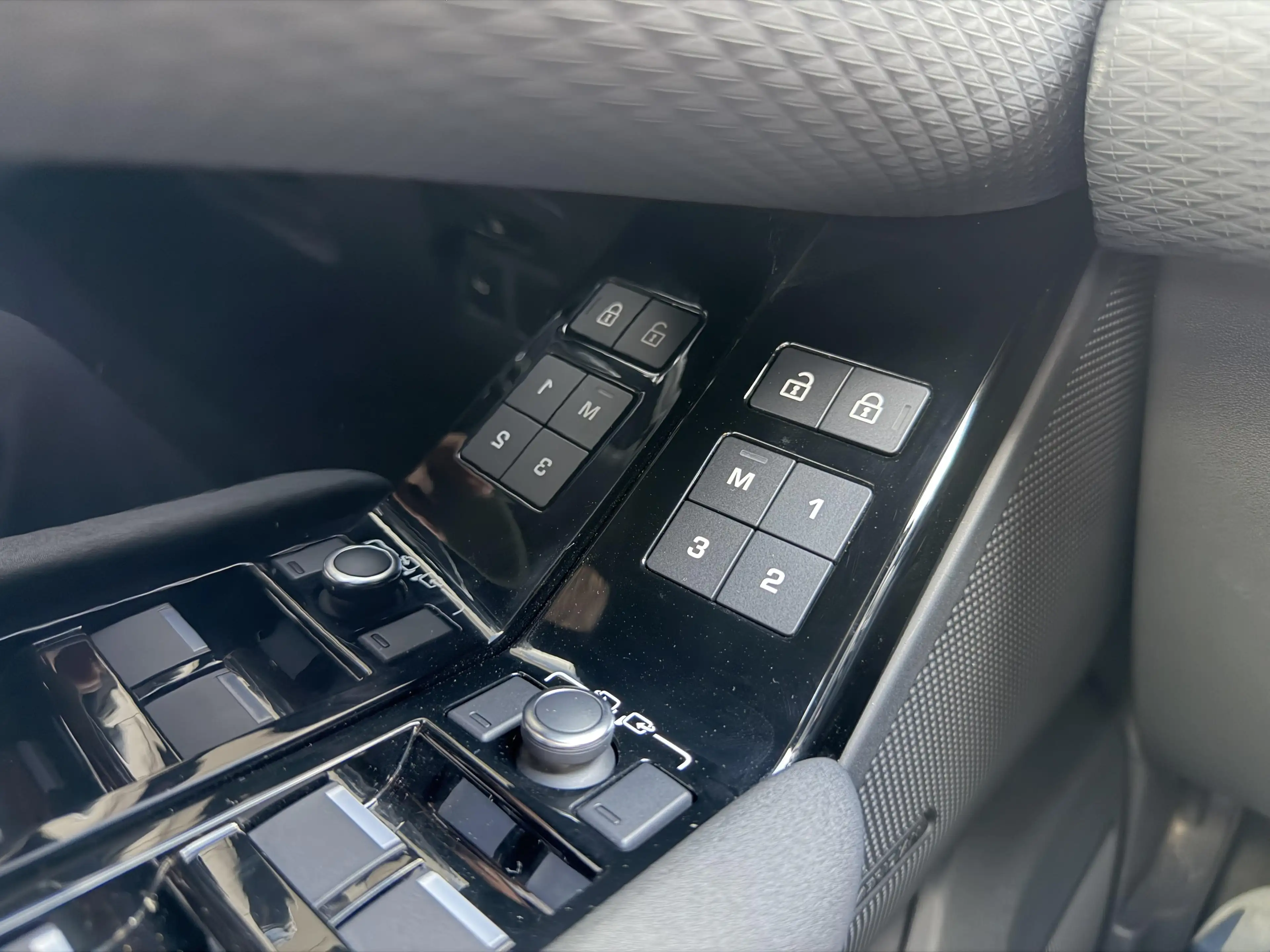 Land Rover Range Rover Velar P400e S — photo 11