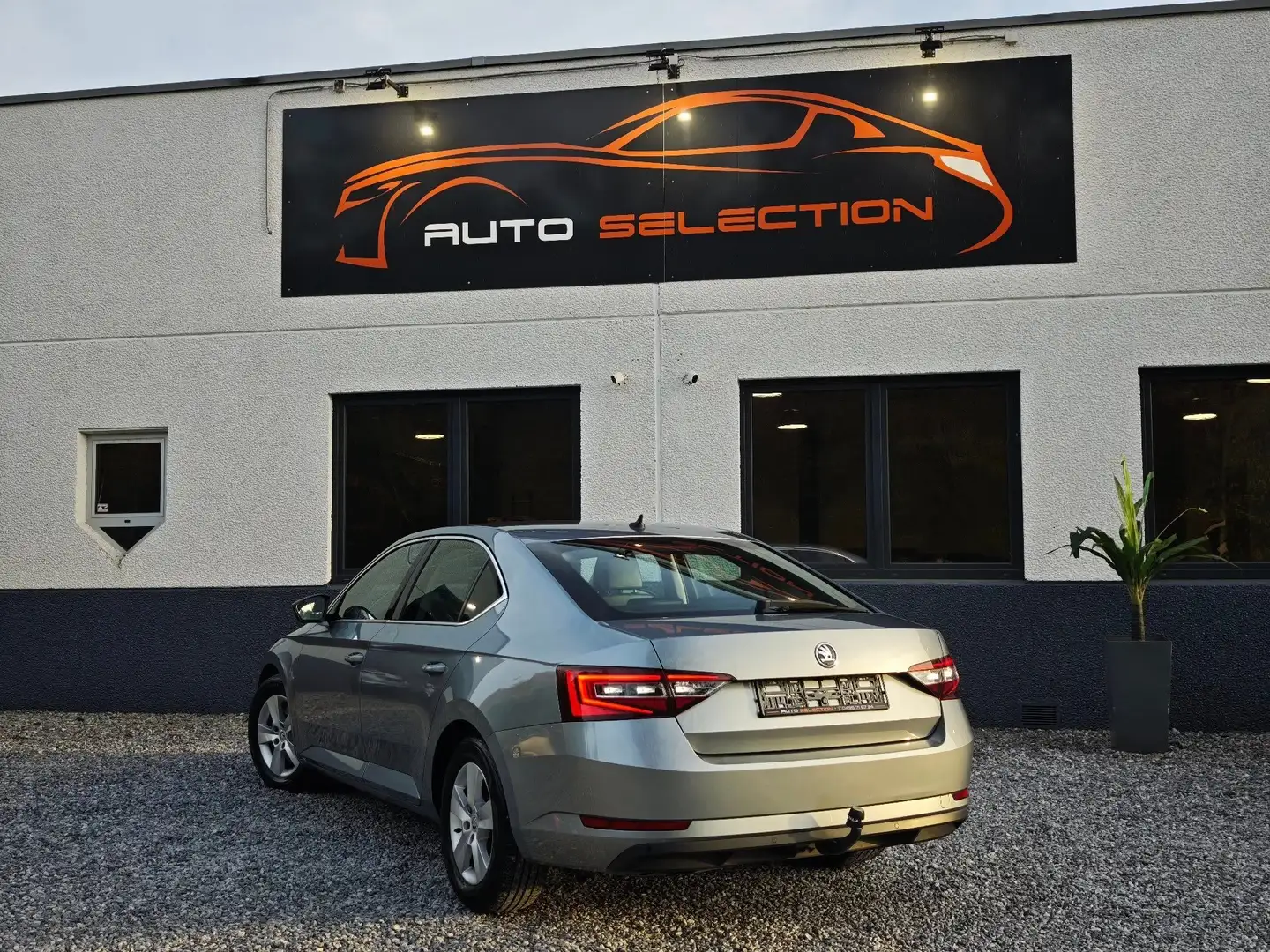 Skoda Superb 1.6 TDi Ambition - SIEGES ELEC - CARPLAY - CAMERA Grijs - 2