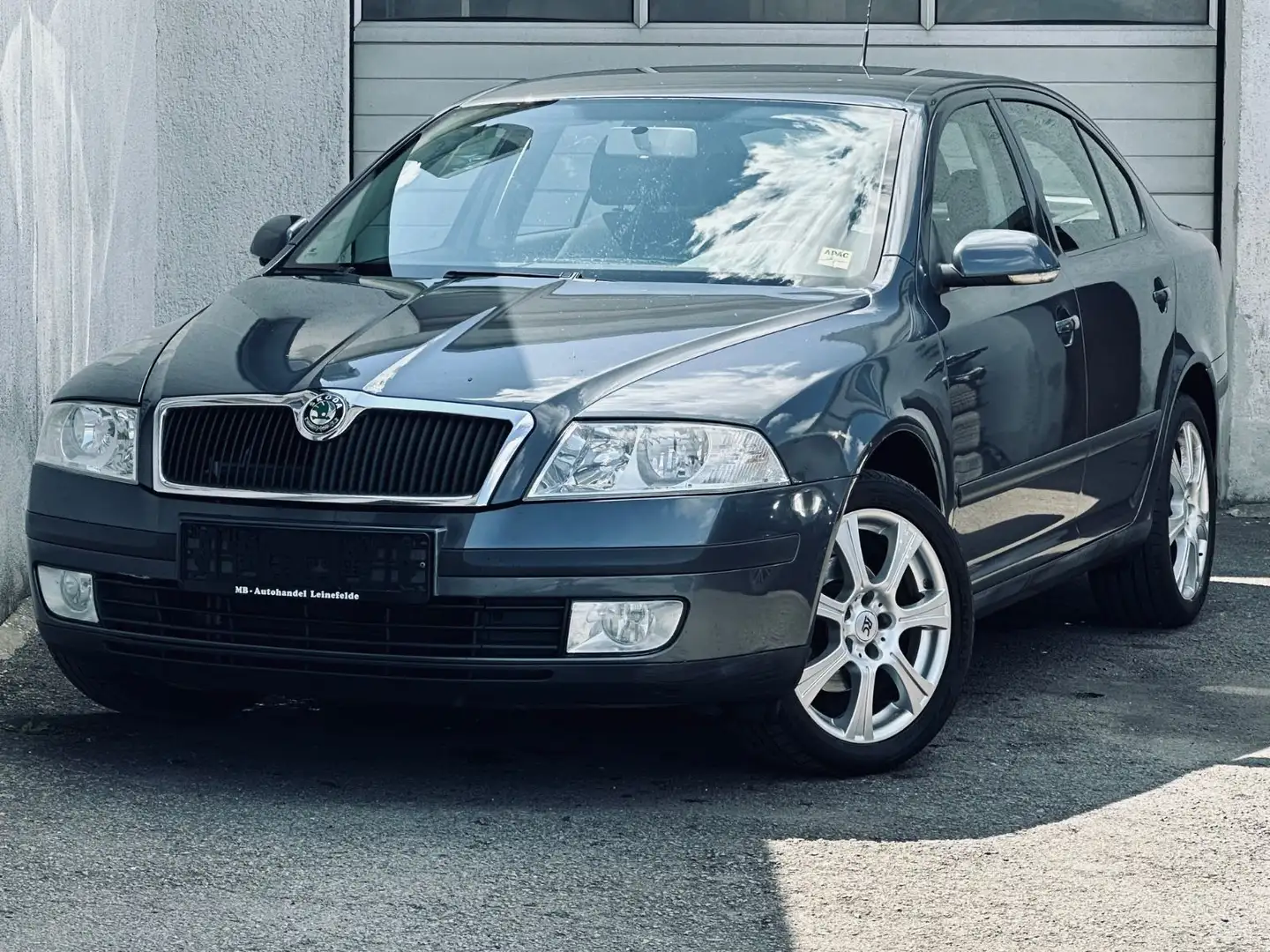 Skoda Octavia 1.9 TDI Lim.*NAVI*SHZ*TEMPO*AHK*PDC*TÜV siva - 1