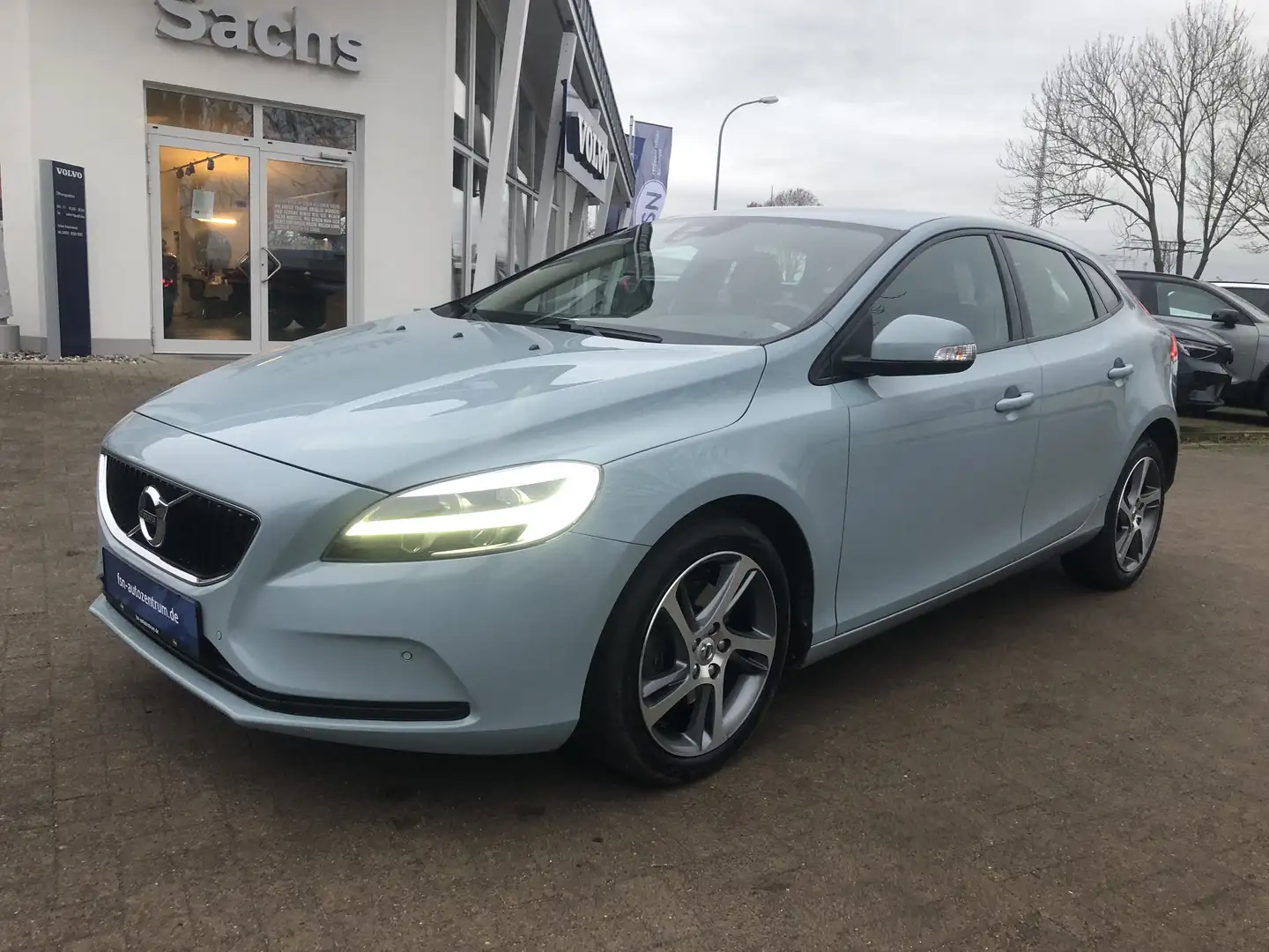 Volvo V40 T2 Kinetic Blau - 1