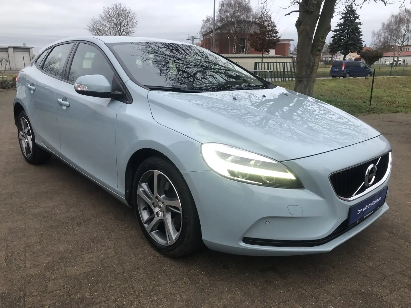 Volvo V40 T2 Kinetic Blau - 2
