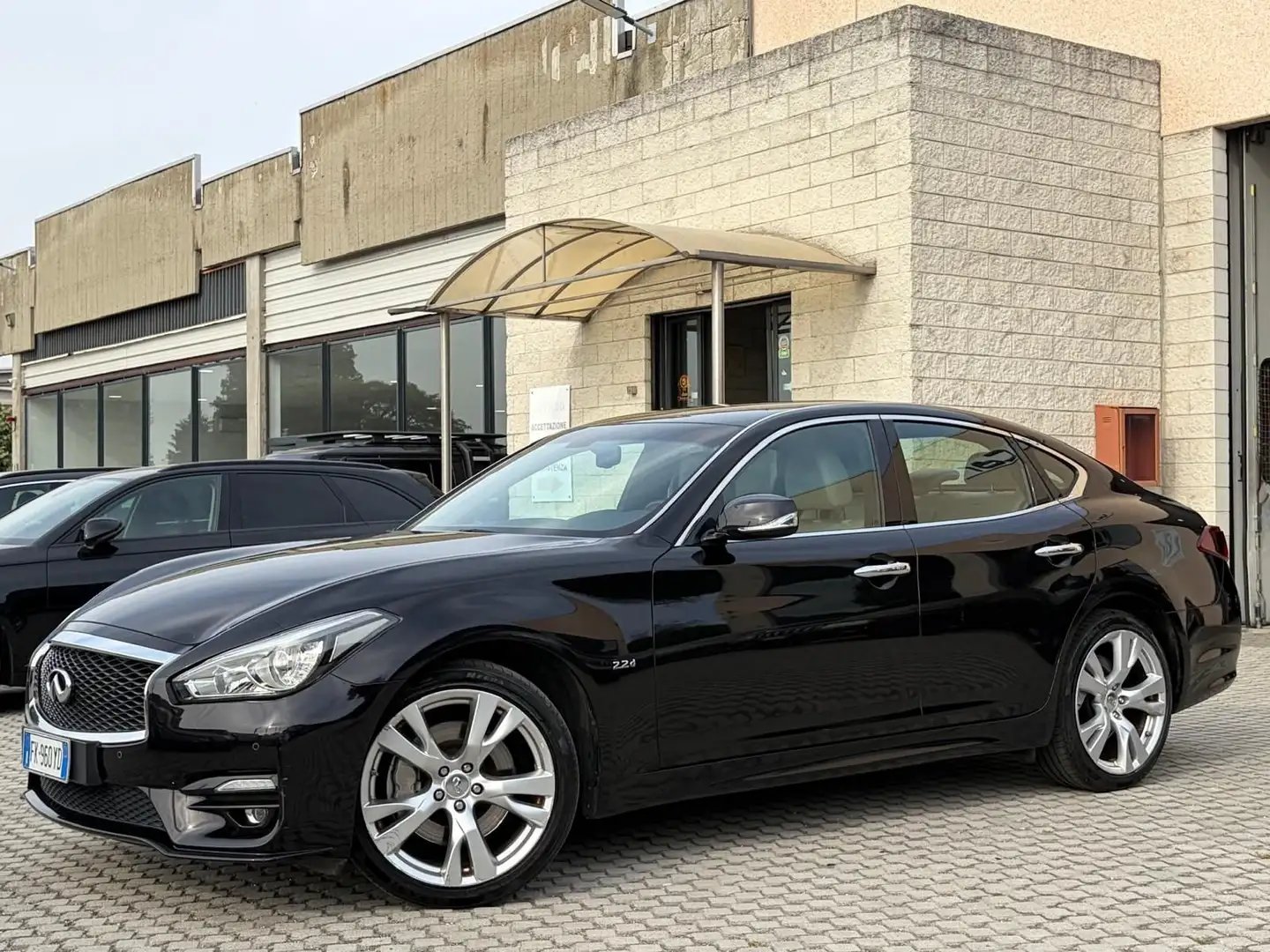 Infiniti Q70 Q70 2.2d Premium Executive auto E6 Schwarz - 1