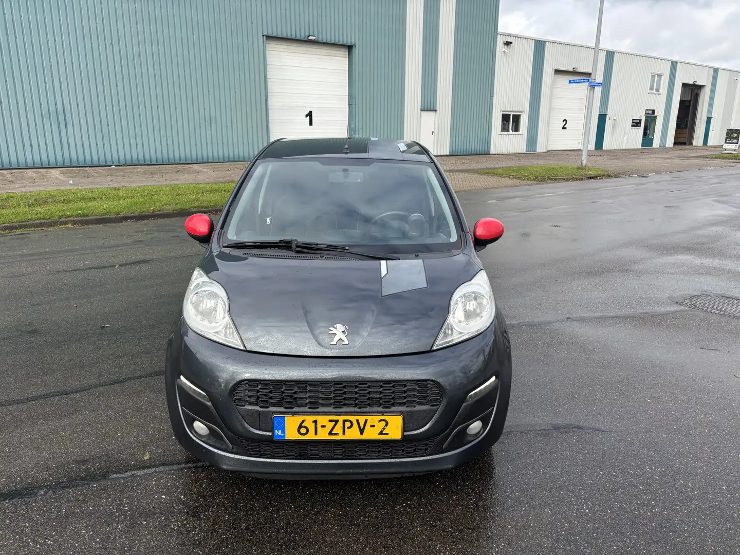 Peugeot 107 1.0i Sportium 5-Deurs 68 PK. Zuinige en zeer leuke Gris - 2