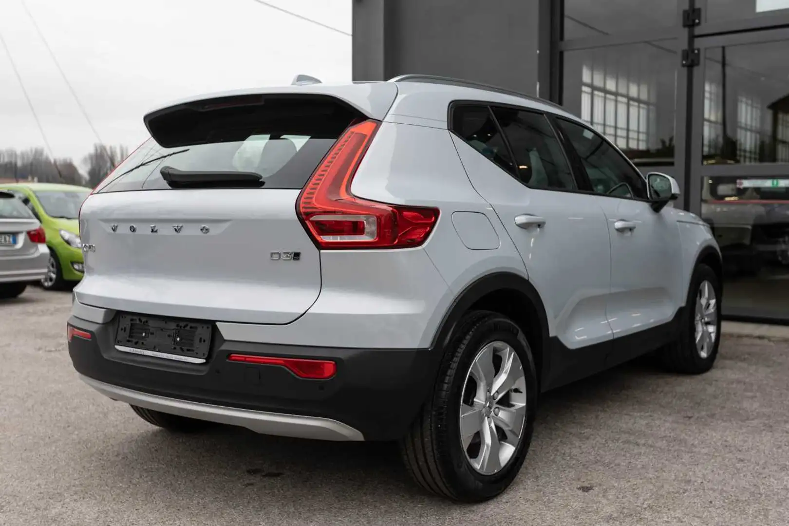 Volvo XC40 D3 Geartronic Momentum AWD Gris - 2