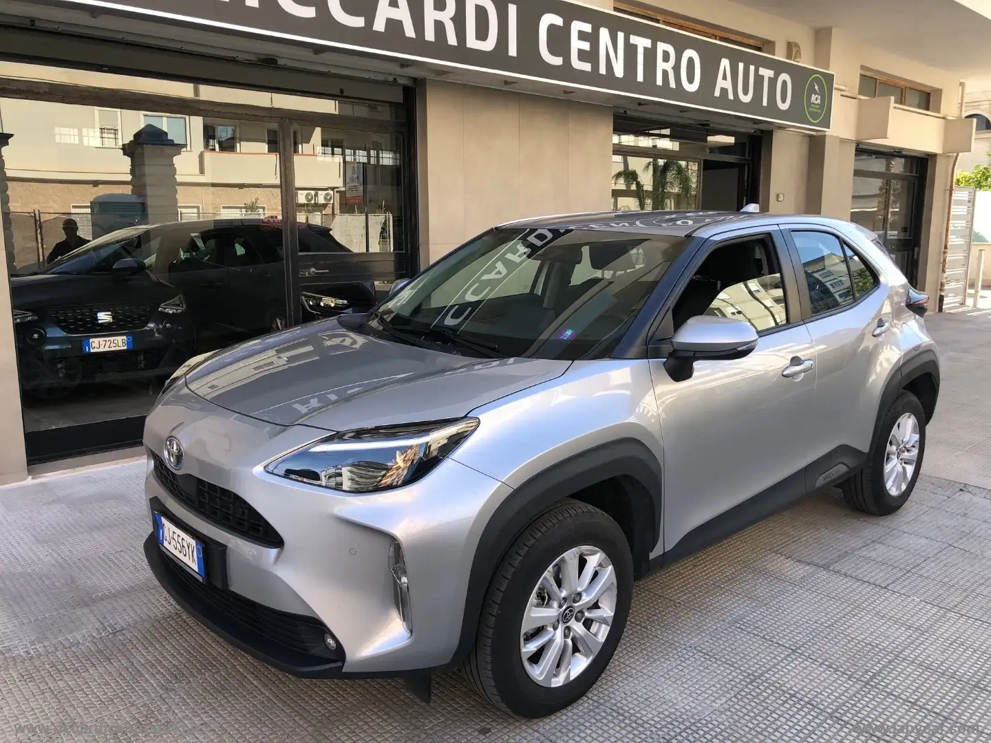Toyota Yaris Cross 1.5 Hybrid 5p. E-CVT Busin. Argento - 1