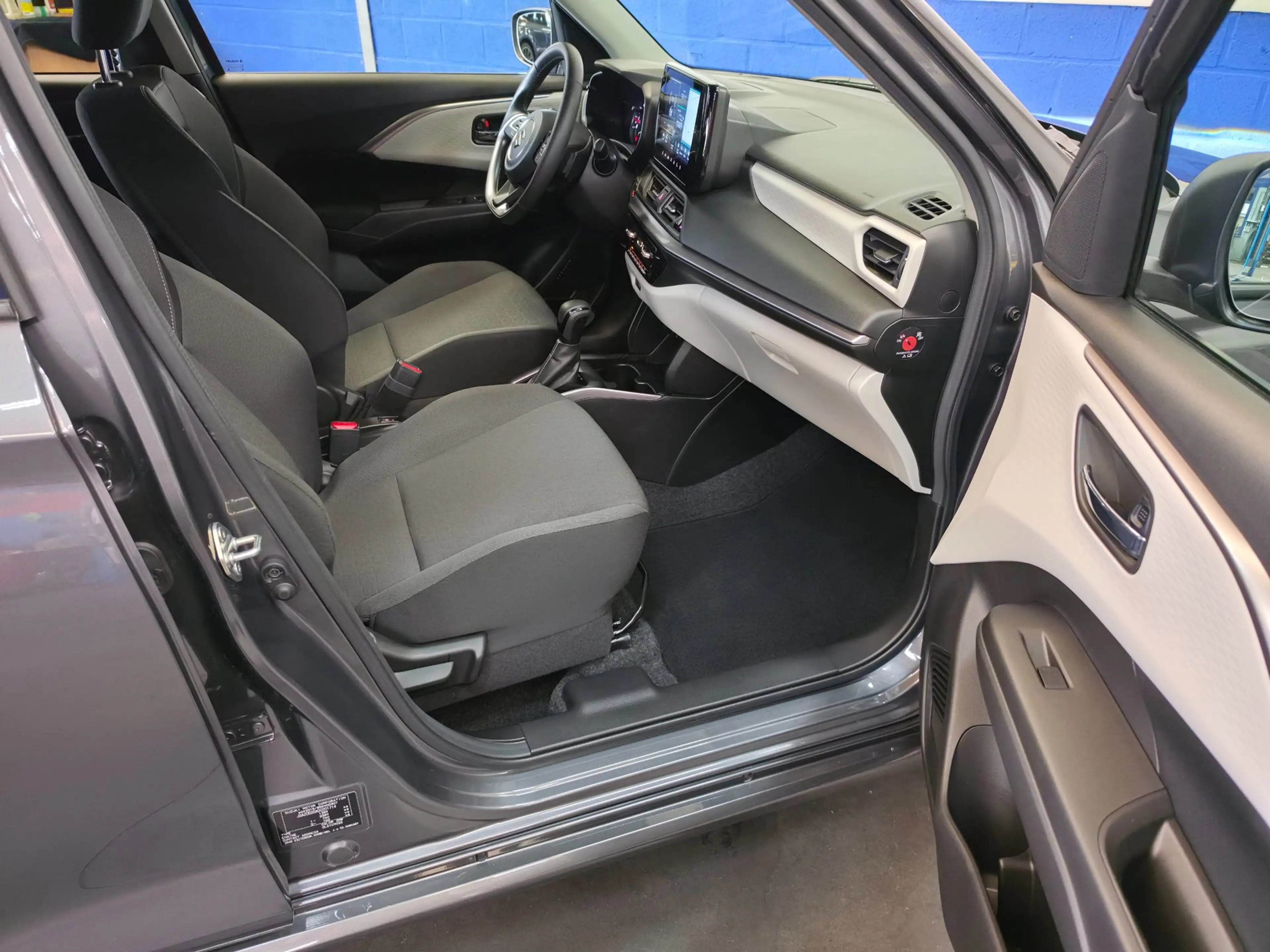 Suzuki Swift 1.2 Style Smart Hybrid — photo 12
