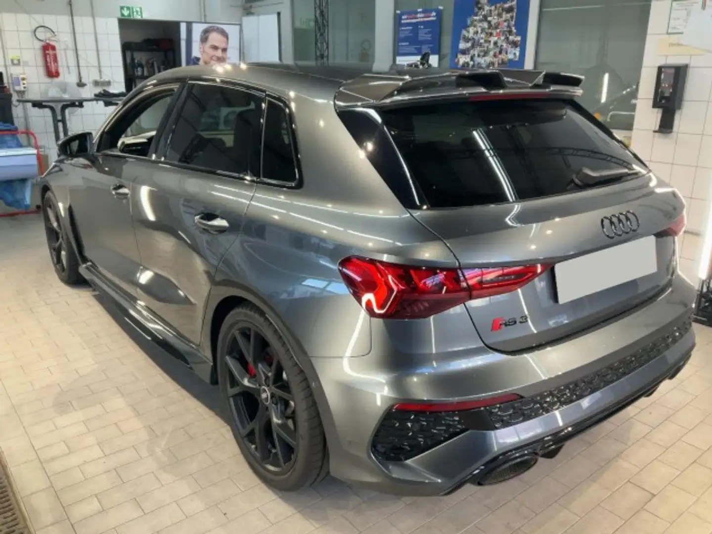 Audi RS3 Sportback 2.5 TFSI quattro Pano + B&O Klima Navi Grau - 2