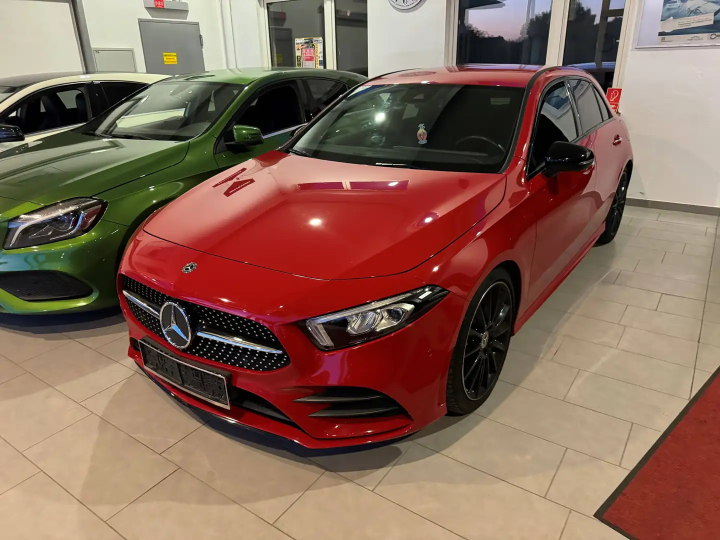 Mercedes-Benz A 180 A 180 d Aut. AMG-Line Rot - 1