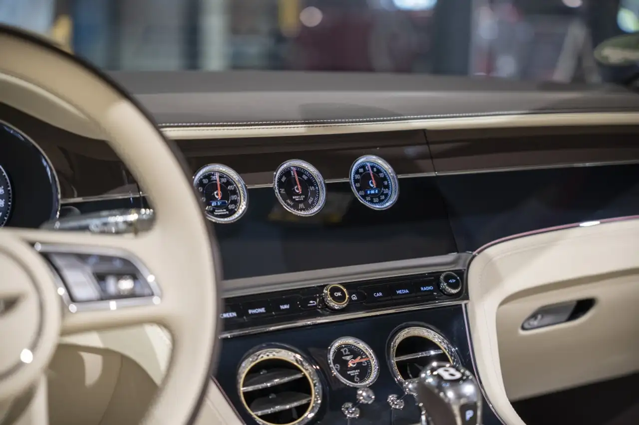 Bentley Continental 2026 — фото 13