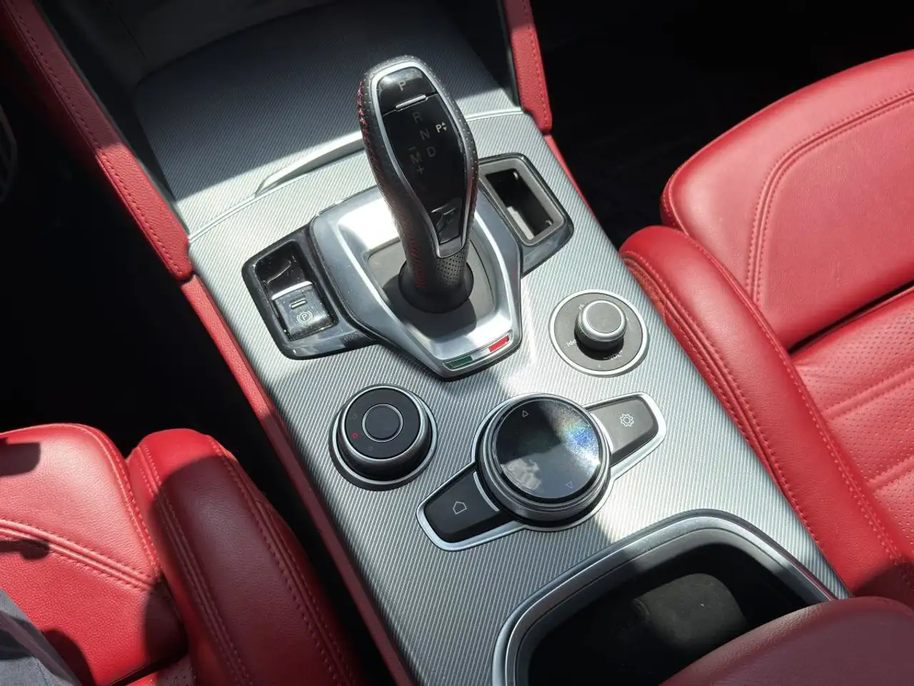 Alfa Romeo Stelvio снимка Alfa Romeo Stelvio