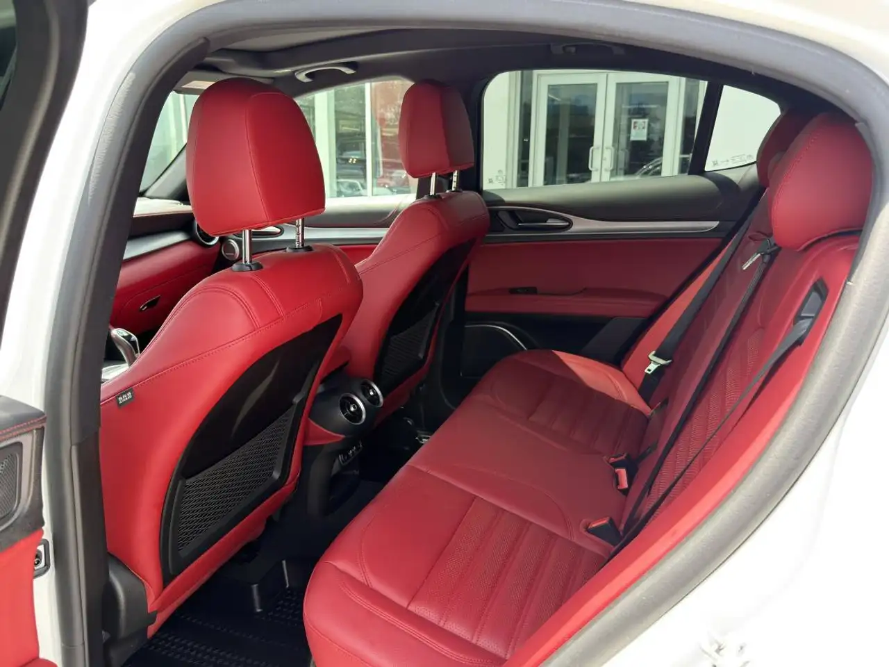 Alfa Romeo Stelvio снимка Alfa Romeo Stelvio