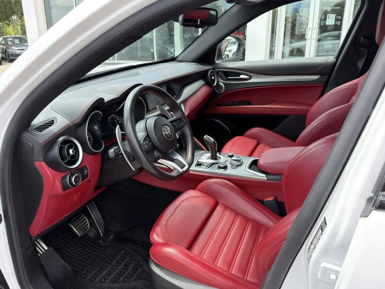 Alfa Romeo Stelvio снимка Alfa Romeo Stelvio