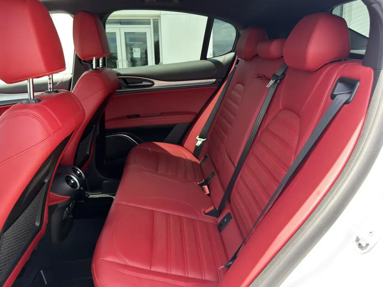 Alfa Romeo Stelvio снимка Alfa Romeo Stelvio