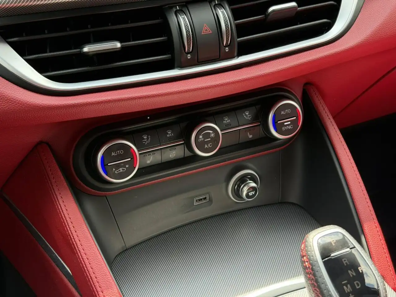 Alfa Romeo Stelvio снимка Alfa Romeo Stelvio