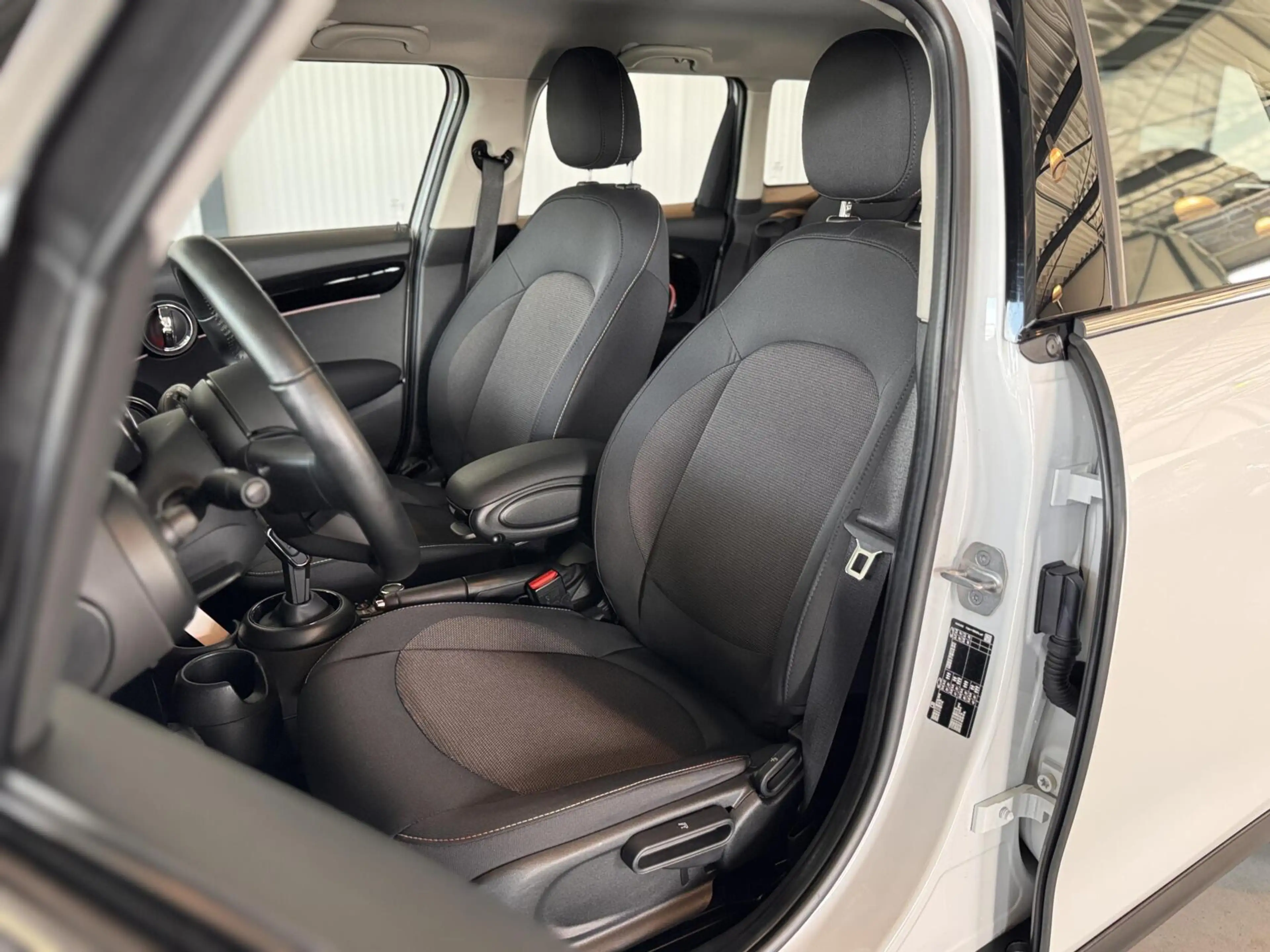 MINI Cooper 5-Deurs 1.5 Camden Edition — photo 5