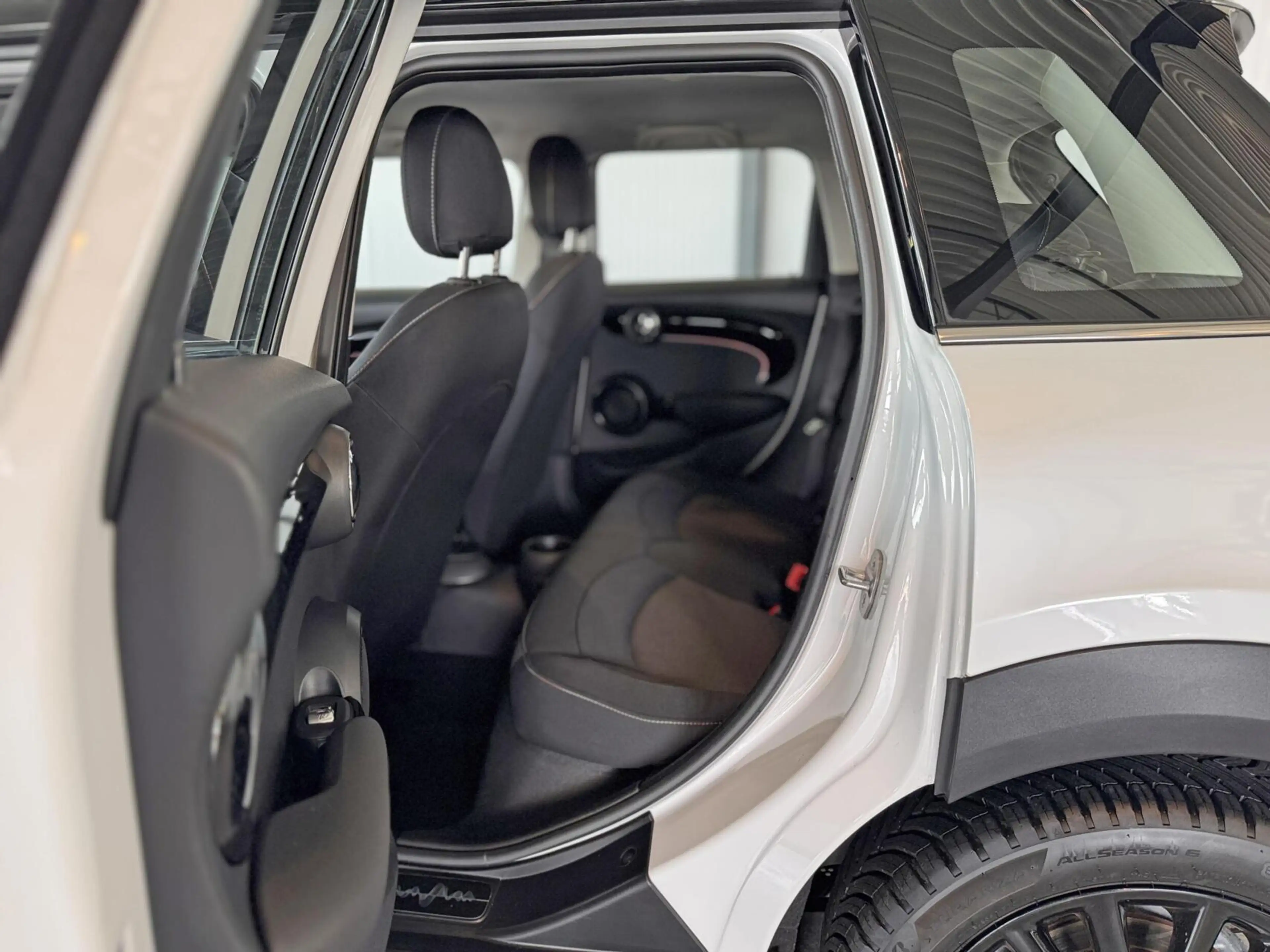 MINI Cooper 5-Deurs 1.5 Camden Edition — photo 18