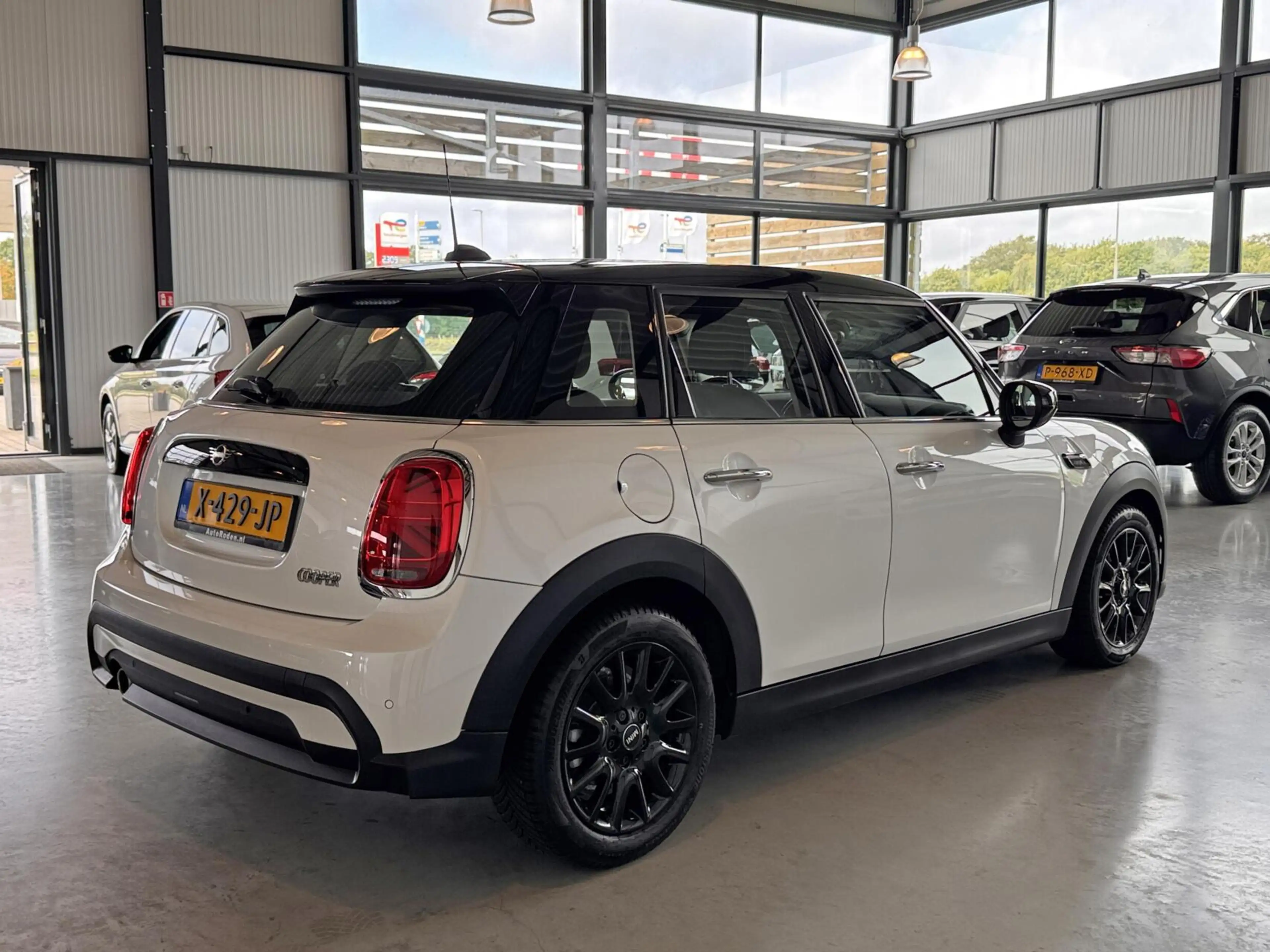 MINI Cooper 5-Deurs 1.5 Camden Edition — photo 3