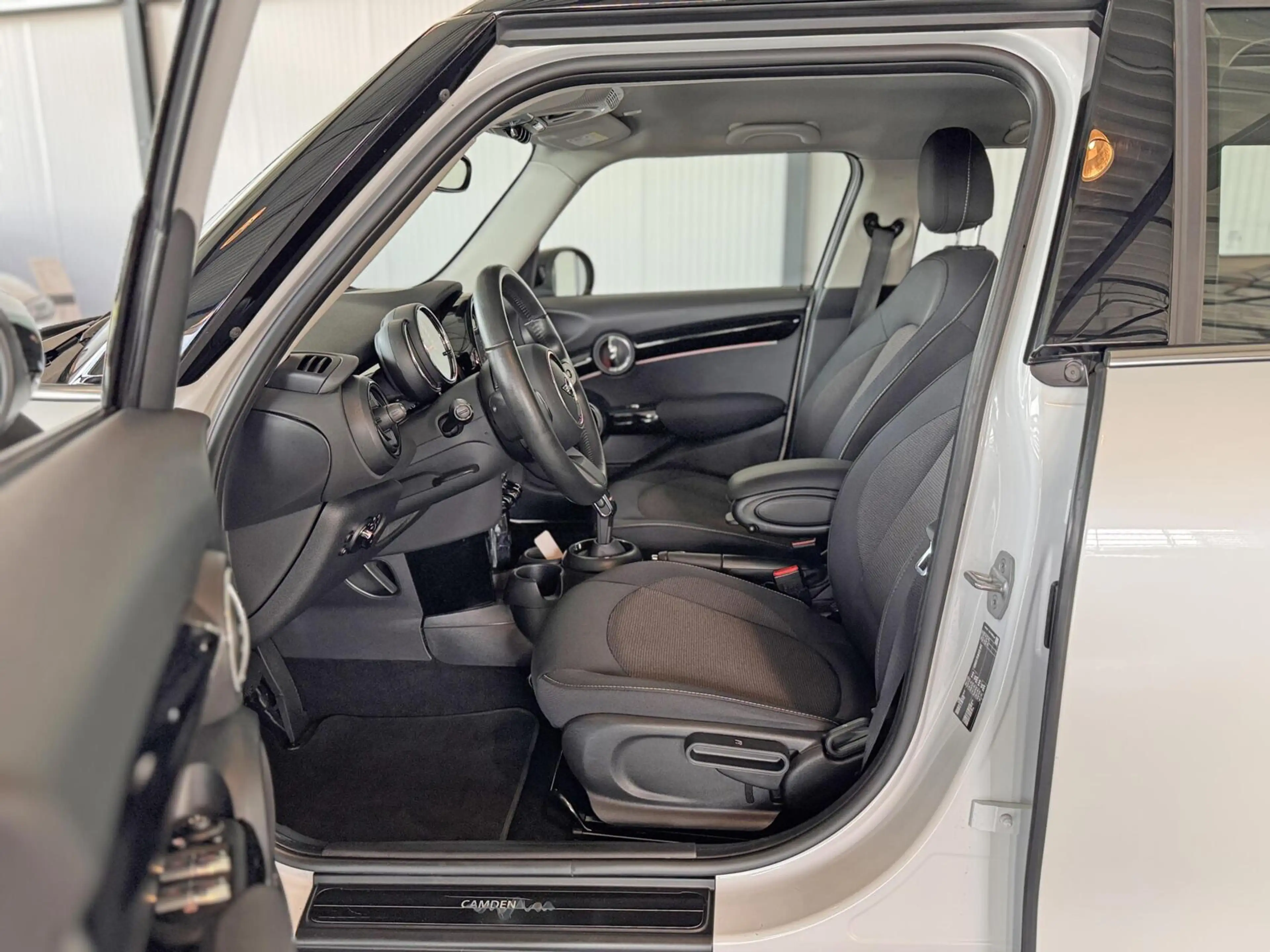 MINI Cooper 5-Deurs 1.5 Camden Edition — photo 17