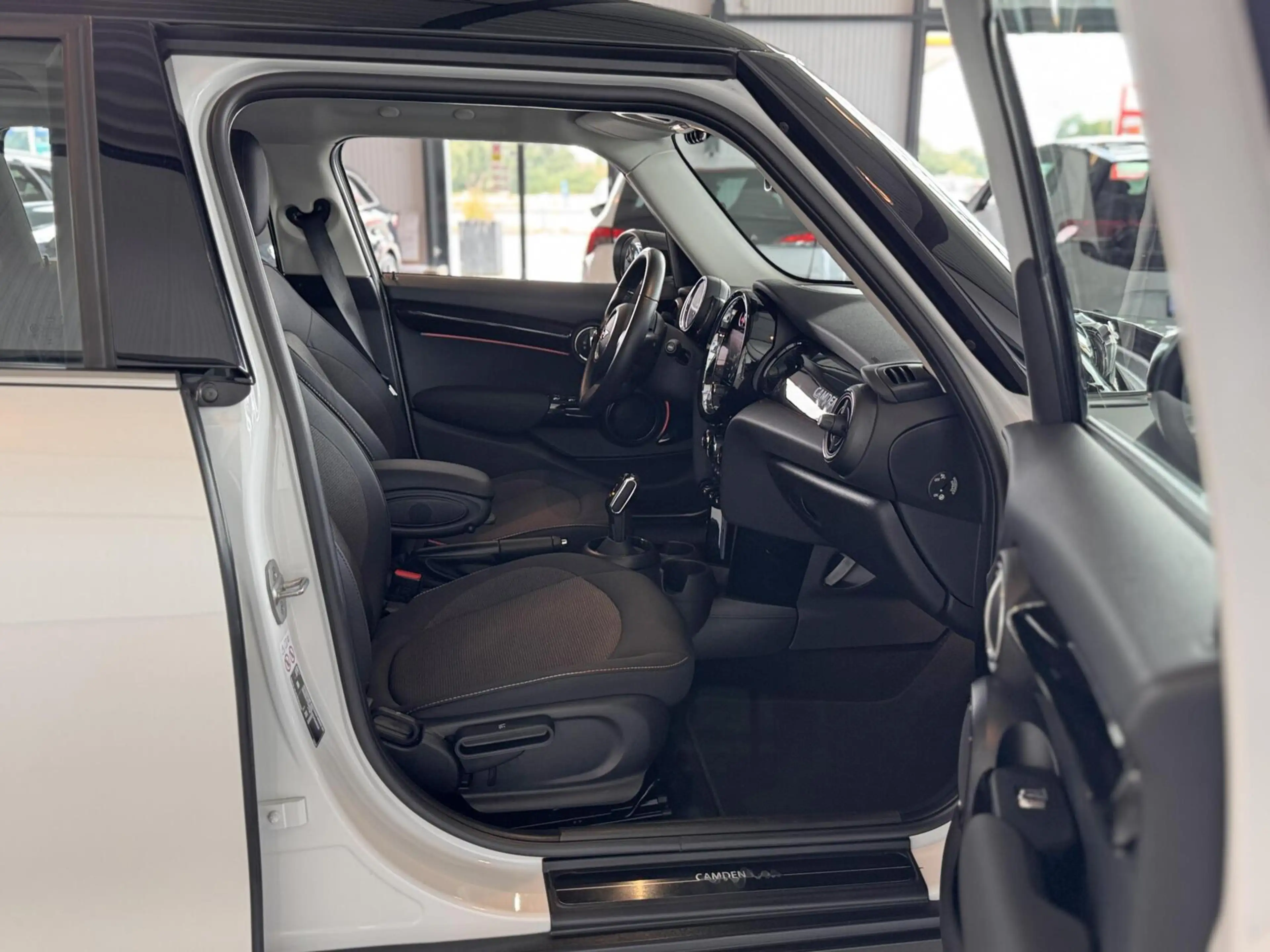 MINI Cooper 5-Deurs 1.5 Camden Edition — photo 28