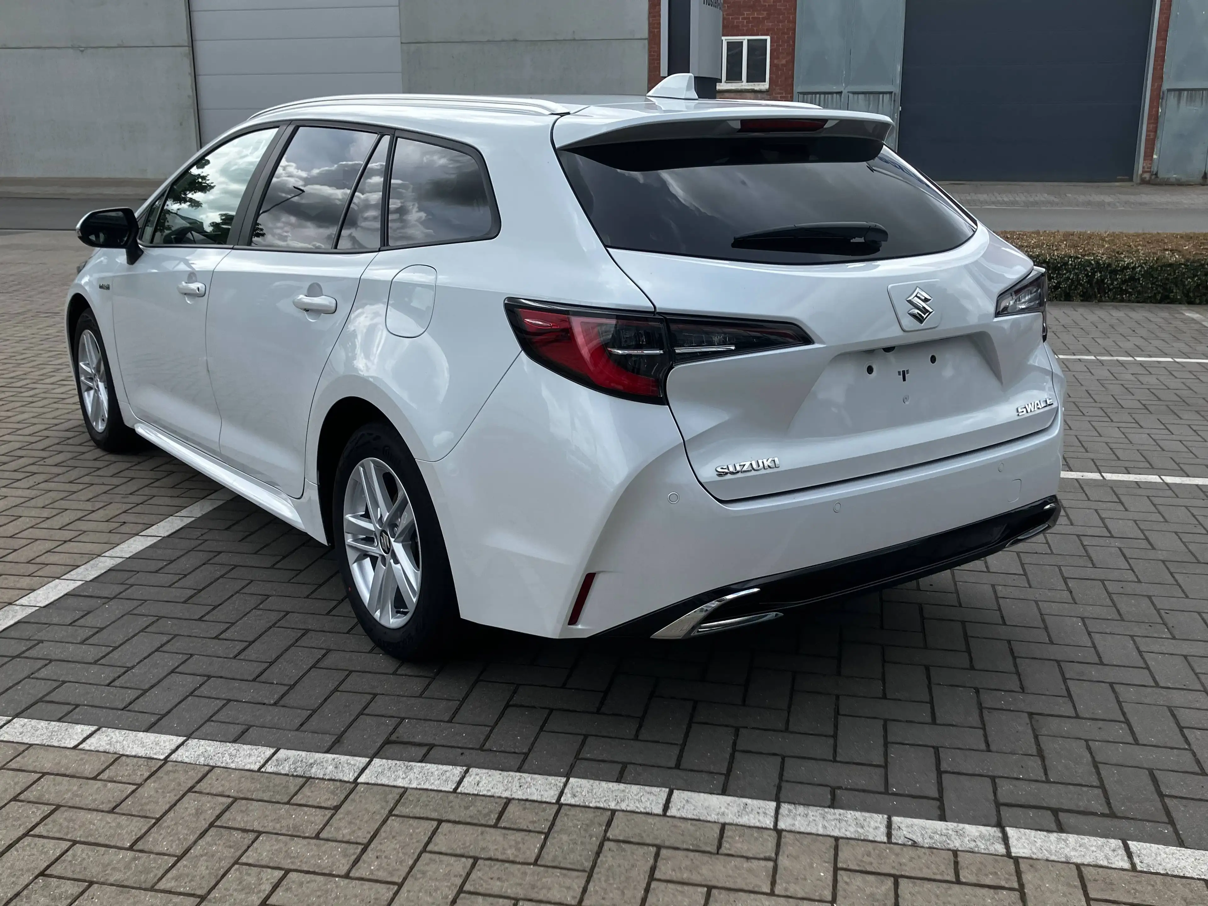 Suzuki Swace Swace HEV 1.8 Hybrid CVT GLX — photo 3