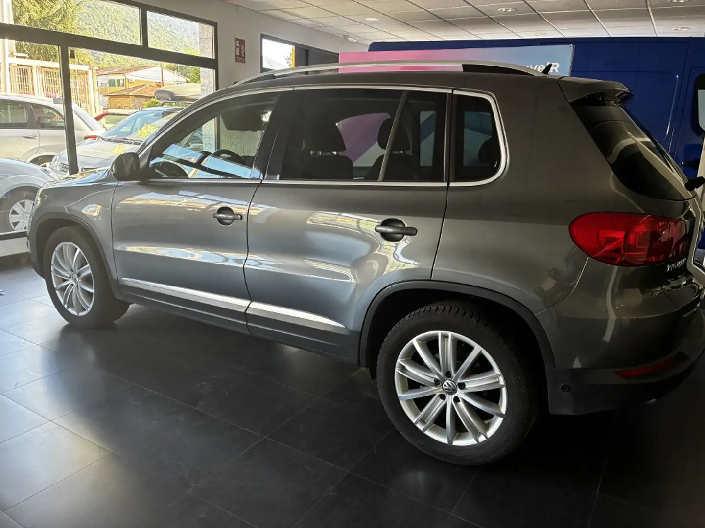 Volkswagen Tiguan 2.0TDI BMT T1 Sport 4x2 140 Gris - 2
