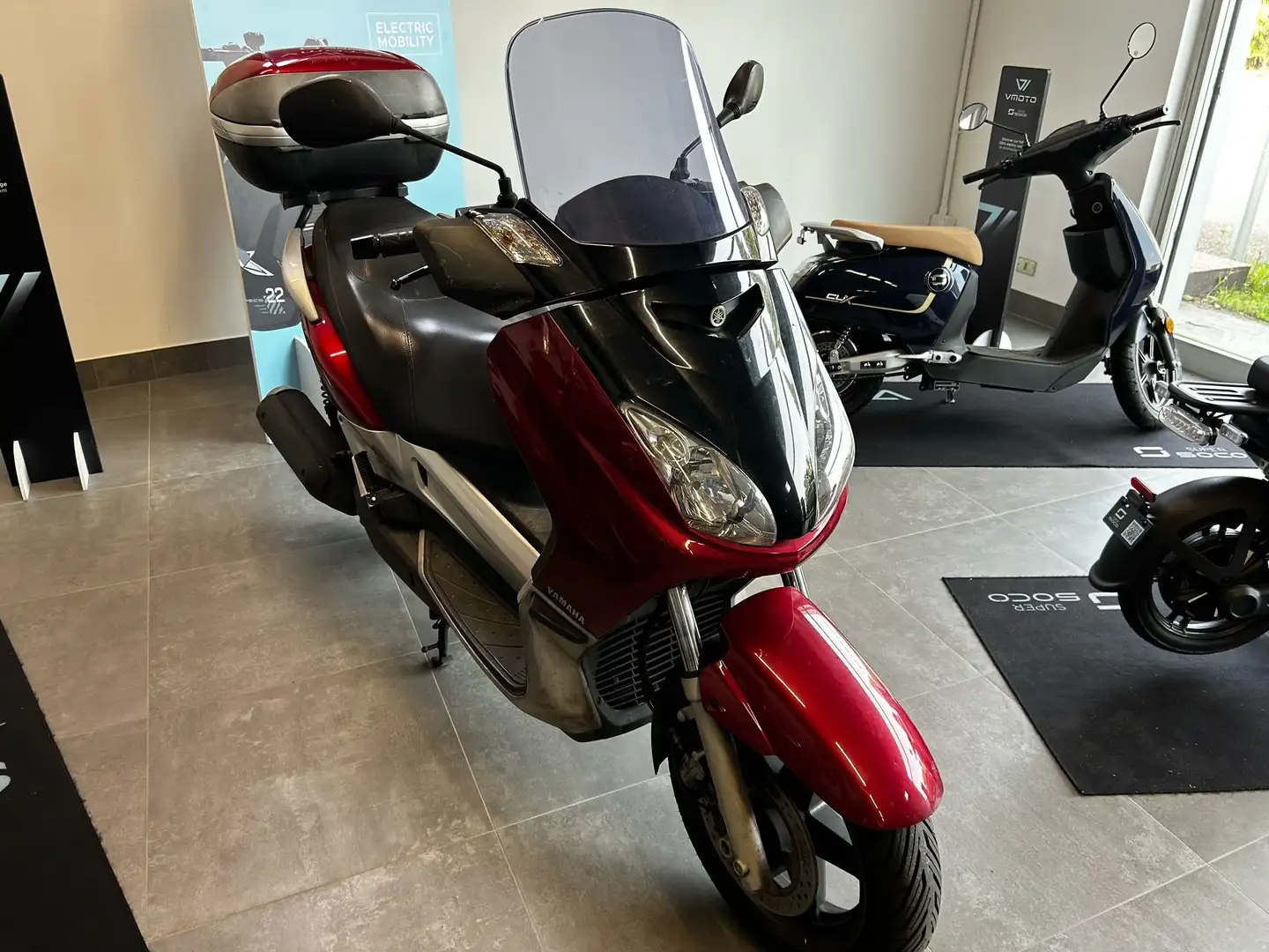 Yamaha X-Max 250 Roşu - 2