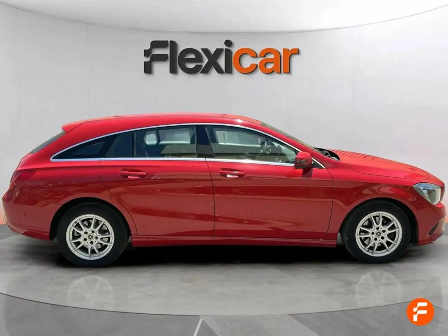 Mercedes-Benz CLA 180 - 5P (2018) Rojo - 2