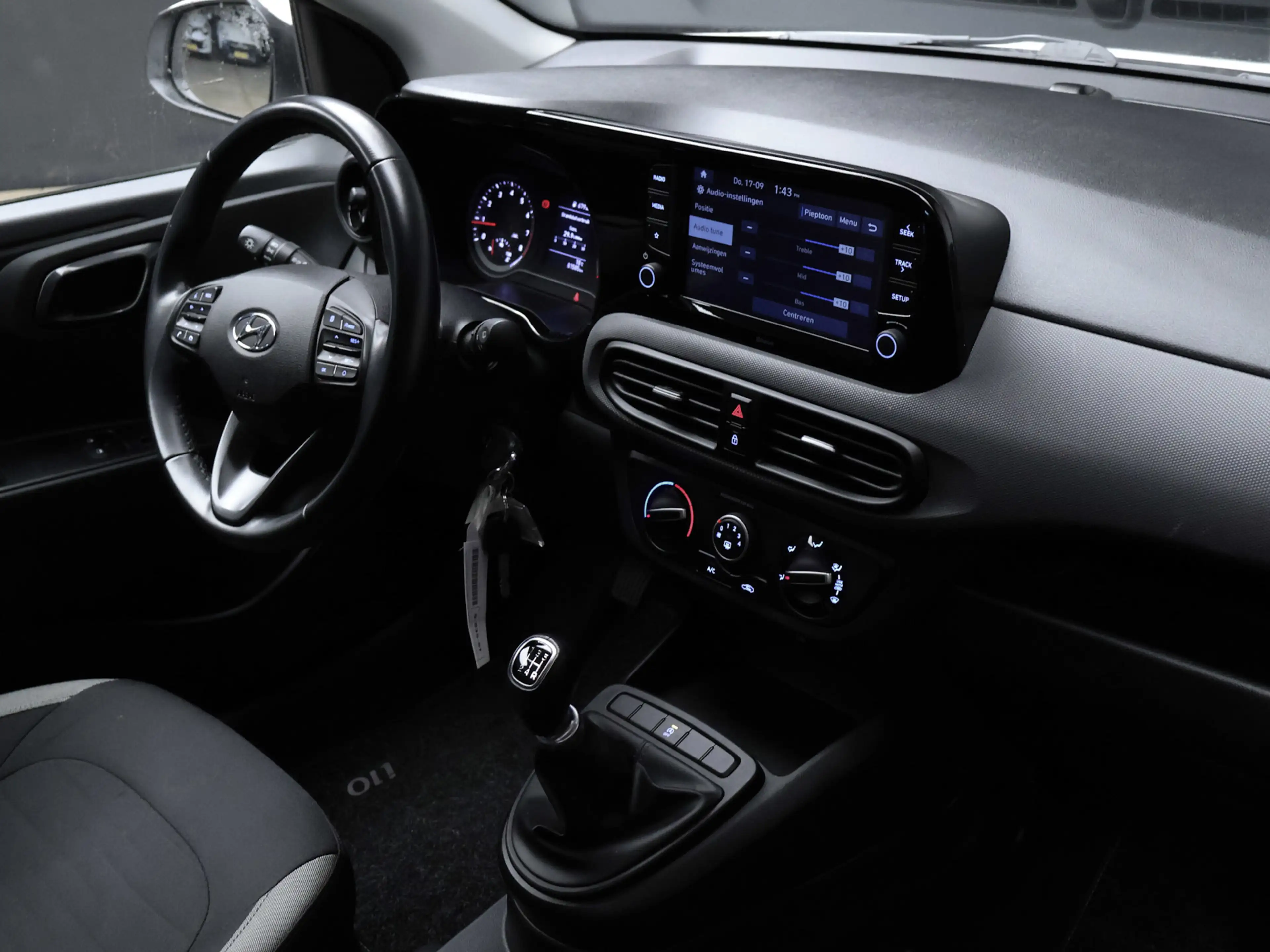 Hyundai i10 1.0 Comfort Sport (APPLE CARPLAY,NAVI,CLIMATE,CRUI — photo 24