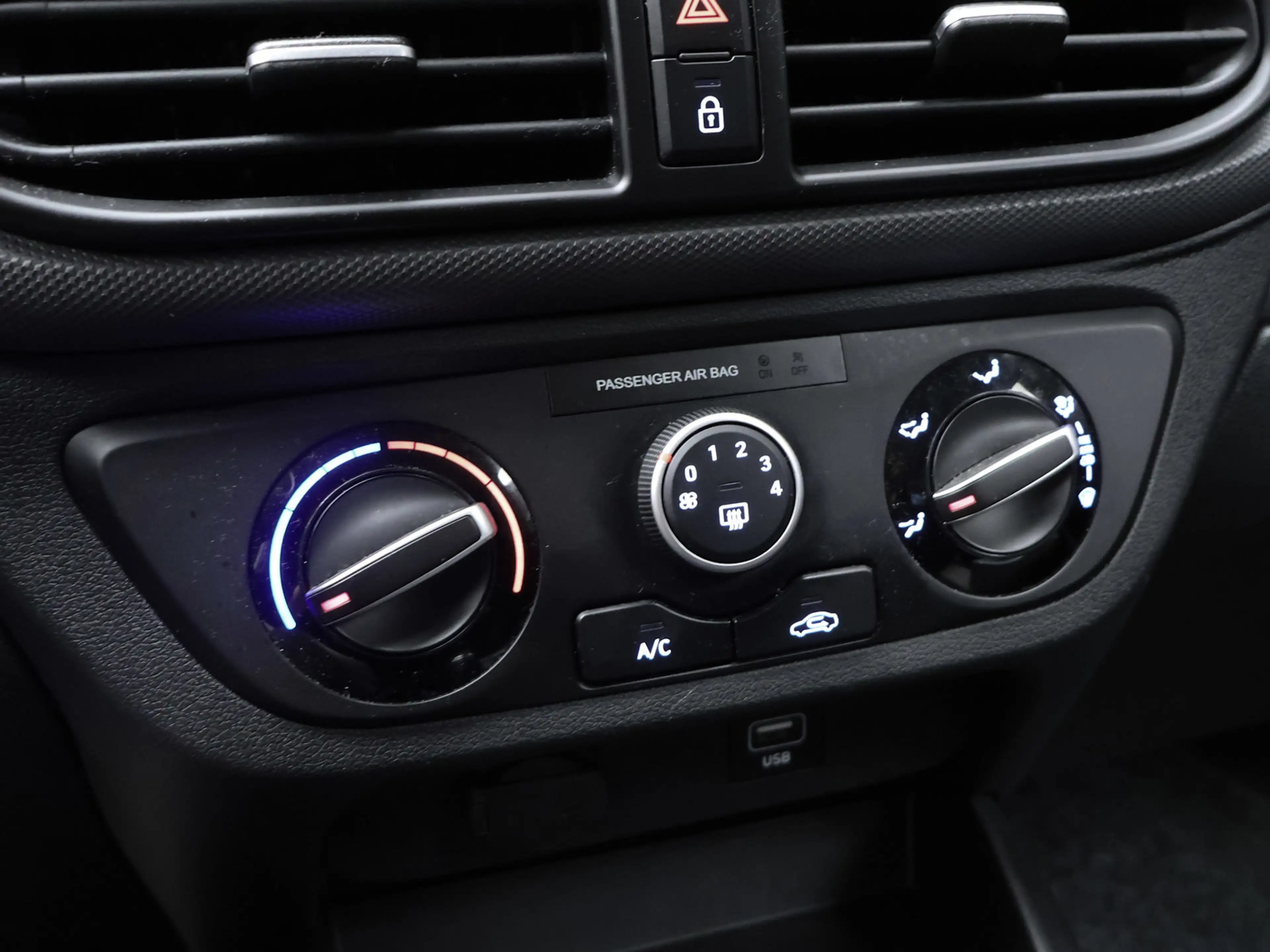 Hyundai i10 1.0 Comfort Sport (APPLE CARPLAY,NAVI,CLIMATE,CRUI — photo 16