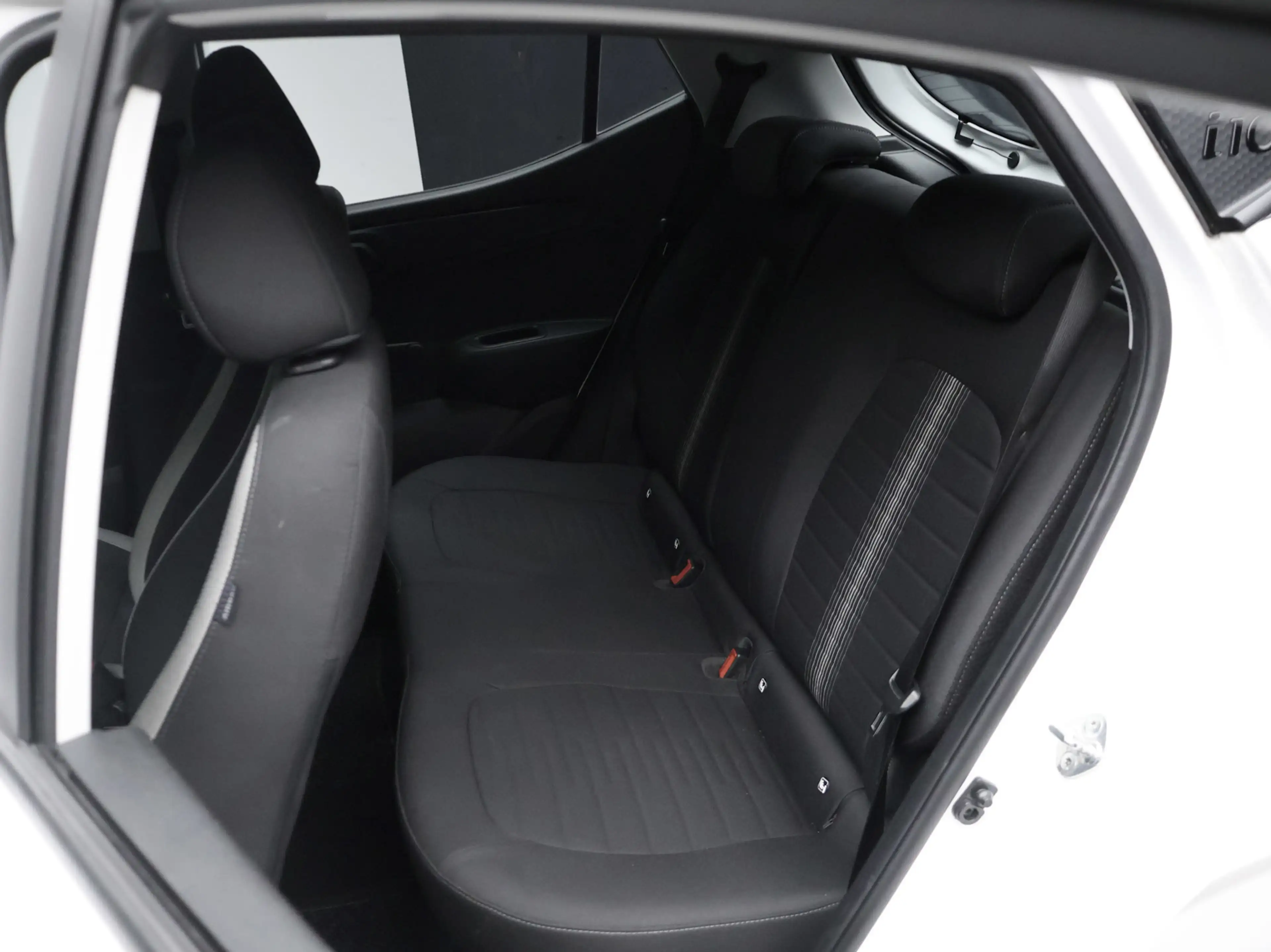 Hyundai i10 1.0 Comfort Sport (APPLE CARPLAY,NAVI,CLIMATE,CRUI — photo 23